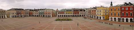 Zamość to zdecydowanie interesujące miejsce, do którego warto się wybrać. Rynek Wielki Zamosc Wikipedia Wolna Encyklopedia