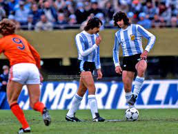 Leopoldo jacinto luque, ex delantero y campeón de la copa del mundo en 1978, falleció por coronavirus tras gracias a sus cuatro goles (le hizo uno a hungría, uno a francia y dos a perú en el mundial del 78), terminó cuarto en la tabla general de goleadores detrás de mario kempes (bota de. Uzivatel No Diga Gol Diga Kempes Na Twitteru Excelente Foto De Tomikoshi Photography Leopoldo Luque 14 Mario Kempes 10 Argentina Final Argentina78 Argentina Vs Holanda 3 1 Buenos Aires Argentina 25 Junio De