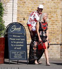 British world heavyweight champions tyson fury and anthony joshua are set to fight in 2021. Tyson Fury Und Seine Frau In Paris Tragen Passenden Blumen Wie Sie Den Kopf Zu Sheesh Aktuelle Boulevard Nachrichten Und Fotogalerien Zu Stars Sternchen