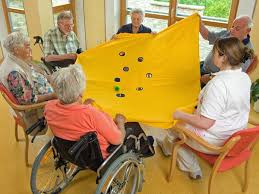 Tuchgolf Spielspass Der Bewegt Ebede Net Forum Fur Ergotherapie Bei Demenz Aktivitaten Fur Senioren Aktivitaten Fur Demenzkranke Spiele Fur Senioren