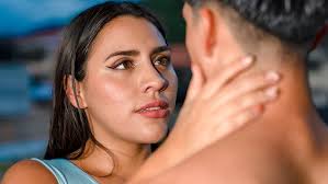 Cacau e Daniel se encontram escondido