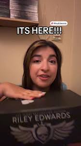 🥹😭 Words would be good right about now. Riley , you made me fall in love  with reading . Meeting you and chatting with you was a dream. Being able to  have this special edition added to my shelf is so ...