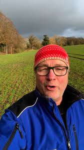 Ein neues Gewächs auf unserem Acker. Wir konnten heute eine Feldbegehung  mit Sebastian Schmidt, dem Bundestagskandidaten der CDU für den Wahlkreis  Ostholstein/Stormarn Nord durchführen. Der Austausch ...