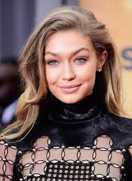 wie praktisch strassenkoterblond ist jetzt mega trendy gigi hadid pink hair gigi hadid hair and makeup gigi hadid hair
