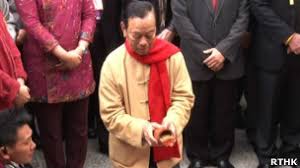 今集，唐中遜師傅會講解車公靈籤的第十四籤及第十五籤。 第十四籤： 鉞能罰惡明天憲，善能禎祥惡災殃； 公道但存方寸地，那有驟雨列風霜。 不論天道或人道，獎罰分明的原則是不變的。這樣可以壓制人的心性，趨吉避凶。 é¦™æ¸¯è½¦å…¬åº™æ±‚ç­¾åªæ±‚å¾— ä¸‹ç­¾ Bbcä¸­æ–‡ç½' ä¸¤å²¸