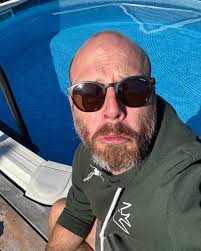 Faut se rendre à l'évidence : Claude venait à peine ENFIN d'obtenir une eau  claire de qualité, mais la saison du swingnage dans'piscine tire à sa fin…  C'est le coeur gros qu'il