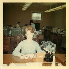 At The Office 36 Interesting Pics Show How Work Has Changed Since The 1960s Vintage Everyday Snapshots Vintage Photography 1960s