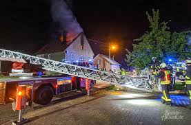 Dieses denkwürdige jubiläum ist nicht nur für die die männer, die vor 123 jahren die freiwillige feuerwehr gründeten, hatten wohl gewusst, dass die kommenden jahre nicht leicht sein würden. Ahe Feuerwehr Loscht Brennendes Wohnhaus Drei Menschen Gerettet