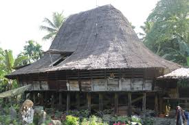 Rumah tradisional melayu memerlukan tangga untuk sampai ke kawasan pedalaman tinggi. Architectural Excursion Of Nias Island Sekolah Tukang Nusantara