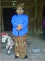 Namun, ibu ingin suatu yang berbeda untuk si kecil tahun ini. Foto Anak Pria Memakai Baju Adat Jawa Lengkap Pada Hari Kartini 2016