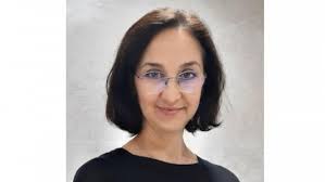 Născut în România cu scriitoarea și activista pentru drepturile femeilor Nina  Smart