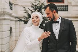Maka hukum perkawinan yang dilakukannya menurut hukum islam tidak sah/haram. 5 Hukum Nikah Dalam Islam Yang Perlu Kamu Tahu