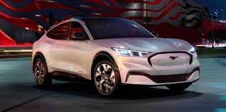 福特正式發表首款純電動跑旅：野馬 mach.e，與上週末提前洩漏的資訊吻合，五款車型、補貼前售價最低 43,895 美元起 (台幣約 133.8 萬元)，也提供與特拉相仿的便利網路訂購機制，例如特殊車色、驅動形式、甚至是增大電量，皆可透過加價購買獲得，也承諾了未來 ota 更新給予動力提升與更多功能的. ç¦ç¹éé¦¬é»åè»mach E ç¾åå¼·å¢ç»å ´ å³å»é è³¼ 2020 å¹´æ«æ­£å¼ä¸å¸ Ddcar é»åè»