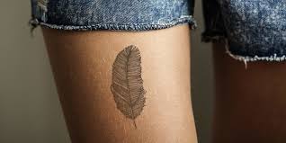 Kleinere vögel wie kanarienvögel können auf einen weichen emotionalen kern hinweisen. 7 Aussergewonliche Ideen Fur Dein Feder Tattoo Desired De