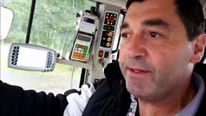 Daniel Dellenbach, agriculteur à Longeville-en-Barrois, explique les  raisons de sa présence sur le rond-point au volant de son tracteur