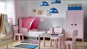 Bebeğinizin ve çocuğunuzun odası için ihtiyacınız olan güvenli ve fonksiyonel karyola, masa, mama sandalyesi ve diğer çocuk mobilyaları www.ikea.com.tr'de. Ikea Cocuk Odasi Mobilyalari 2019 Dekorstilleri Com