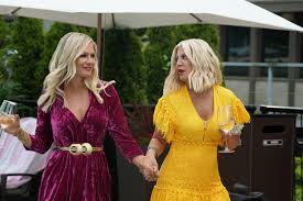 She and jennie garth made a whopping $85,000 per bh90210 episode. 90210 Would Never Work In 2019 Fox S Fun Revival Gets That Time