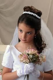 Most of my veils are available in custom lengths, please message me before placing your order to see if. Pin By Debbie Haag On First Communion Communion Hairstyles First Communion Hairstyles Hair Styles