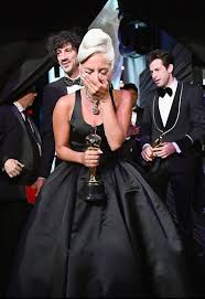 O kasovním trháku „zrodila se hvězda už toho bylo napsáno víc než dost, přesto se bradley cooper a lady gaga ještě svého úspěchu nenasytili a zveřejnili v pořadí už třetí videoklip. Lady Gaga Otravila Oscary Potoky Slz Dramaticka Roba A Oblezani S Bradleym Expres Cz