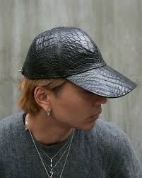 Crocodile leather cap ワニ柄のレザーを使った存在感抜群のレザーキャップ。  柄は派手だけど色合いが落ち着いてる分、シンプルな服と合わせてもレザーキャップだけでバランスよく印象変えれる。