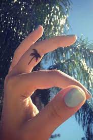 Tattoo Motive Zum Verlieben 111 Tattoo Vorlagen Zur Inspiration Kleine Fingertatowierungen Finger Tattoo Designs Tattoo Hals