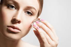 Jerawat batu bisa lebih parah jika terlihat merah, terasa nyeri, dan benjolannya semakin membengkak akibat infeksi. Coba Pakai Es Batu Di Wajah Sebelum Tidur Malam Ini Efeknya Pada Kulit Setara Dengan Skincare Mahal Semua Halaman Grid Fame