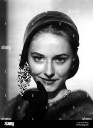 Moda, anni '50, moda donna, cappelli, donna che indossa cappello da Kenneth  Hopkins, DIRITTI AGGIUNTIVI-CLEARANCE-INFO-NON-DISPONIBILE Foto stock