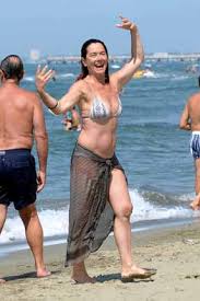 L'attrice è diventata sua moglie nel 2010, e insieme conducono una vita piuttosto riservata nonostante la fama e il successo che incorniciano la loro storia. Monica Guerritore Yoga E Sensualita In Spiaggia Con Il Suo Roberto Zaccaria Gossip