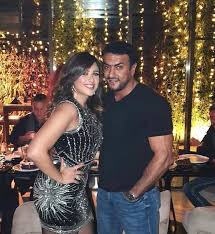 وما التحميض ؟ فذكرت له الدبر ، فقال : Ø£Ø­Ù…Ø¯ Ø§Ù„Ø¹ÙˆØ¶ÙŠ ÙŠØµØ± Ø¹Ù„Ù‰ Ø¥Ø«Ø§Ø±Ø© Ø§Ù„Ø¬Ø¯Ù„ Ø­ÙˆÙ„ Ø§Ø±ØªØ¨Ø§Ø·Ù‡ Ø¨ÙŠØ§Ø³Ù…ÙŠÙ† Ø¹Ø¨Ø¯ Ø§Ù„Ø¹Ø²ÙŠØ² Ø£Ù†Ø¨Ø§Ø¡ Ø­Ù‚ÙŠÙ‚ÙŠØ© Ø£Ù… Ø®Ø·Ø© Ù„Ø¥ØºØ§Ø¸Ø© Ø·Ù„ÙŠÙ‚Ù‡Ø§ Ù…Ø¬Ù„Ø© Ù‡ÙŠ