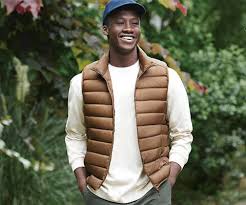 Osez la couleur grâce à cette doudoune light sans manches pour homme. Doudounes Sans Manches Homme Uniqlo