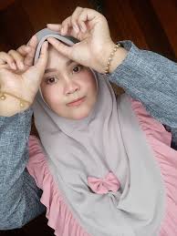 Tidak dinafikan, ramai wanita memilih tudung bawal berbanding selendang kerana mudah untuk digayakan. Mrs Wawa Ashihara Jangan Membawang Jer Jom Membawal Dengan Bawal Instant Ribbon Ruffle