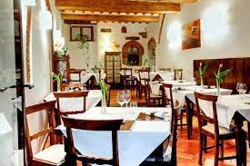 Specialità di pesce e dolci campani in un locale familiare con luci soffuse, travi a vista e scaffali di vini. Ristorante I Tre Bicchieri Amioparere