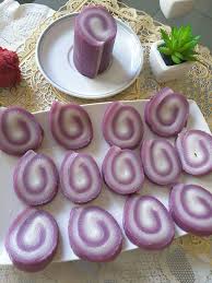 12 bisnis makanan ringan online dan cemilan untuk pemula di 2021. Talam Gulung Ubi Ungu Sebrlumnya Saya Pernah Buat Versi Ubi Kuning Sekarang Sama Sama Buat Dari Ubi Lag Kue Camilan Makanan Ringan Manis Makanan Penutup Mini