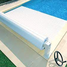 Le coperture per piscine sono un accessorio indispensabile per chi desidera una protezione efficace della le coperture hanno un prezzo molto variabile che dipende dalla tipologia che si sceglie. Copertura A Tapparelle Manu Di Sicurezza Per Piscine Rettangolari Bsvillage Com