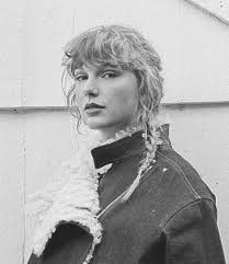 When she was 9 years, taylor began to travel to new york city for vocal and acting lessons. Taylor Swift Zeigt Den Perfekten Simplen Weihnachtsbeautylook Auf Dem Cover Ihres Neuen Albums Evermore Vogue Germany