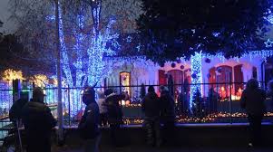 Puntuale come un orologio svizzero, alle 17 del sabato di sant'ambrogio a melegnano si sono accese le luci della casa di babbo natale, che negli anni. Melegnano Coprifuoco Per La Casa Di Babbo Natale Foto Cronaca Ilgiorno It