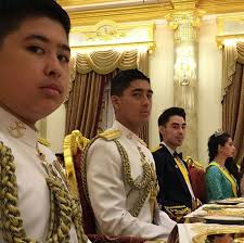Kdymm tuanku azizah memulakan pendidikan awal baginda di sekolah taman kanak kanak tunku ampuan mariam johor bahru. 11 Gambar Keluarga Diraja Johor Magicalips