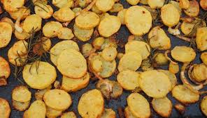 Ho voluto provare a farle un giorno che simo era fuori a cena e ne ho preparato un tegame piccolo solo per me a cena ma alla fine erano così buone e con una crosticina così irresistibile che le ha. Patate Al Forno La Ricetta Perfetta Idee Green