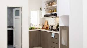 Karena dapur tersebut menggunakan kitchen set dengan warna gelap pada bagian bawah dan lantai dari bahan dasar kayu, sehingga jika tidak ada pencahayaan yang. 5 Inspirasi Dapur Mungil Tampilan Clean Yang Kini Jadi Impian Para Pasutri Muda