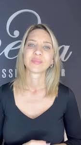 👉 El uso adecuado del polvo de colorante es fundamental al trabajar con  reflejos e iluminaciones en el cabello. Este polvo, aplicado de la manera  correcta, no solo permite resaltar los matices ...