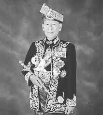 Jenazah almarhum sultan kedah, sultan abdul halim mu'adzam shah dibawa ke balai penghadapan istana anak bukit, kedah untuk memberi peluang kepada orang ramai yang hadir bagi memberikan penghormatan terakhir sebelum dimakamkan di makam diraja langgar, kedah. Hishammuddin Hussein Innalillahiwainnailaihirajiun Sedih Terima Berita Kemangkatan Sultan Kedah Al Mu Tassimu Billahi Muhibbuddin Sultan Abdul Halim Mu Adzam Shah Al Haj Ibni Almarhum Sultan Badlishah Pemergian Tuanku Pastinya Satu Kehilangan