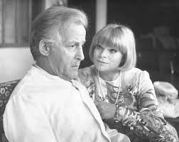 During that time, froboess appeared in many west german and austrian musical films, especially after the rock and roll wave had hit germany. Finden Sie Dass Constance Sich Richtig Verhalt Contra Kreis Theater Bonn Contra Kreis Theater Bonn