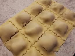 In un tegame scaldate il cucchiaio d'olio con il burro, unite il vitellone tagliato a grandi pezzi agnolotti di natale. Agnolotti Piemontesi La Ricetta Originale Senza Glutine Mamma In Viaggio