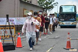 快篩場勘人員：「他有名單，確定學生20個上，20個下。」 1日下午北市聯醫，來到文化大學場刊 本土確診燒進校園，因為學期還沒結束還在進行遠距教學，所以宿舍還有很多學生，文化大學大動作快篩，盼能成功圍堵疫情。 《tvbs》提醒您： 因應新冠肺炎疫情，疾管署持續疫情監測與邊境管制措施. N67f47p548yrcm