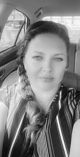 Sara Woods's Instagram, Twitter & Facebook