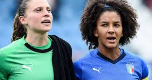 Laura giuliani of italy holds the ball during the 2019 fifa women's world cup france quarter final match between italy and netherlands at stade du hainaut. Donne Nel Pallone Gama Giuliani Il Muro Azzurro Anche In Bianconero