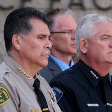 Ciudad de LA demanda a reportero por fotos de policías encubiertos que  'inadvertidamente' publicó