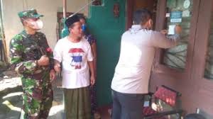 Bagi kamu yang sedang mencari aplikasi untuk download stiker wa, kamu bisa menengok deretan. Rumah Warga Belum Vaksin Ditempel Stiker Oleh Petugas Gabungan Di Kebayoran Lama Suara Jakarta