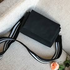 Tali tas berbahan semi kulit ini dilengkapi dengan detail buckle. Tas Selempang Kecil Wanita Warna Hitam Trend Tas Model 2019