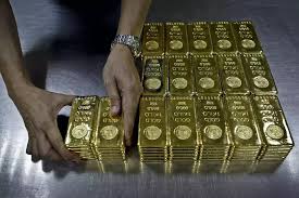 Harga Emas Dunia Hari Ini Turun, Tertekan Penguatan Dolar AS